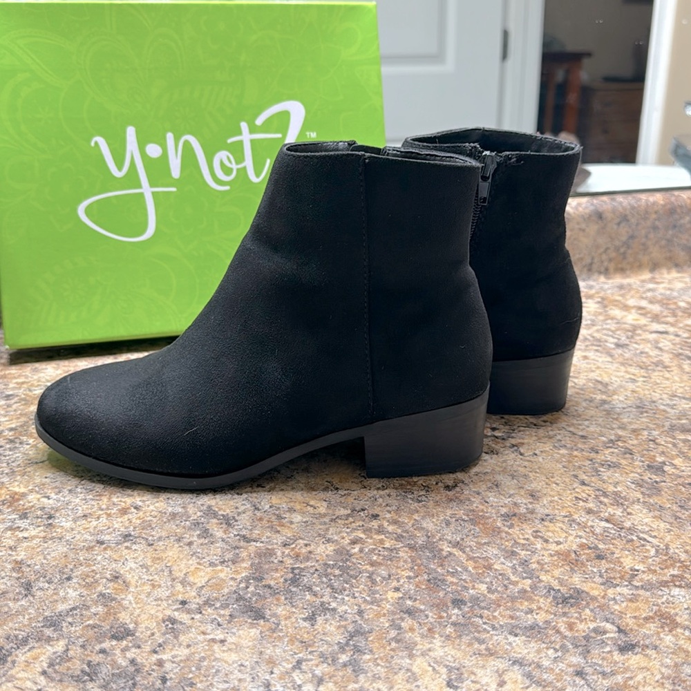 Women’s size 7.5 wide width black ankle booties